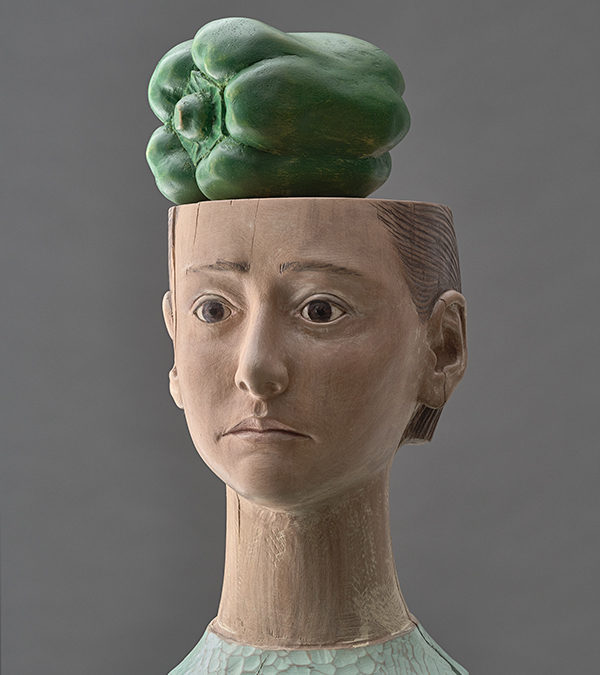 Mujer con pimiento verde